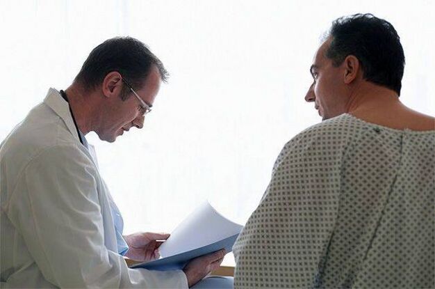 Il medico prescrive al paziente farmaci per la prostatite