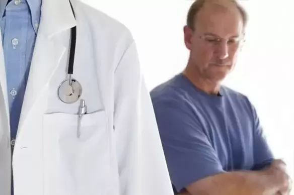 Un uomo con sintomi di prostatite cronica dovrebbe consultare un urologo
